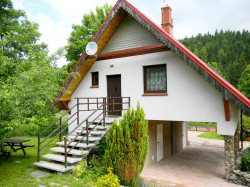 Wejście do apartamentu prosto z ogrodu - W dolinie modrzewi - Agroturystyka Rudawy Janowickie | Apartament rodzinny